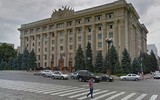 Hình ảnh tương phản về các công trình ở Ukraine trước và sau khi bị trúng bom
