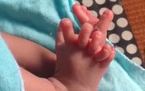 Trẻ sơ sinh có 26 ngón tay chân được tin là hiện thân của nữ thần Ấn Độ