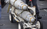 Cận cảnh không khí hối hả trên tàu sân bay USS Dwight D. Eisenhower ở Biển Đỏ