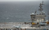 Cận cảnh không khí hối hả trên tàu sân bay USS Dwight D. Eisenhower ở Biển Đỏ