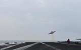 Cận cảnh không khí hối hả trên tàu sân bay USS Dwight D. Eisenhower ở Biển Đỏ