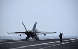 Cận cảnh không khí hối hả trên tàu sân bay USS Dwight D. Eisenhower ở Biển Đỏ