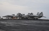 Cận cảnh không khí hối hả trên tàu sân bay USS Dwight D. Eisenhower ở Biển Đỏ