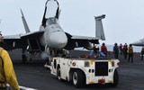 Cận cảnh không khí hối hả trên tàu sân bay USS Dwight D. Eisenhower ở Biển Đỏ