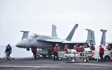 Cận cảnh không khí hối hả trên tàu sân bay USS Dwight D. Eisenhower ở Biển Đỏ