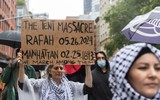 Những hình ảnh khó kìm lòng sau vụ không kích của Israel vào trại tị nạn ở Rafah