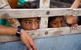 Những hình ảnh khó kìm lòng sau vụ không kích của Israel vào trại tị nạn ở Rafah