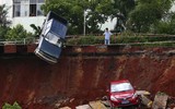 Những hố ‘tử thần’ đột ngột xuất hiện, ‘nuốt chửng’ nhà cửa và phương tiện