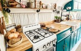 [ẢNH] Cận cảnh căn nhà di động đặc biệt trên xe buýt của cặp vợ chồng Mỹ