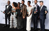 [ẢNH] Những hình ảnh cuối đời của tài tử 'Black Panther': Gầy rộc do bệnh, phải chống gậy để đi lại