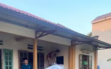 Lực lượng Công an hỗ trợ người dân khắc phục hậu quả do mưa lũ