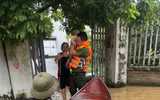 Lực lượng Công an hỗ trợ người dân khắc phục hậu quả do mưa lũ