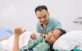 Chồng H'Hen Niê khóc nức nở khi chứng kiến vợ sinh 