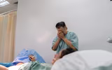Chồng H'Hen Niê khóc nức nở khi chứng kiến vợ sinh 