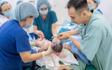 Chồng H'Hen Niê khóc nức nở khi chứng kiến vợ sinh 