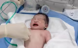 Chồng H'Hen Niê khóc nức nở khi chứng kiến vợ sinh 