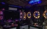 [Ảnh] Toàn cảnh vụ đột kích 'động' lắc trong quán karaoke