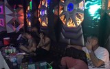 [Ảnh] Toàn cảnh vụ đột kích 'động' lắc trong quán karaoke