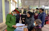 Công an quận Đống Đa đến tận khu dân cư cấp căn cước gắn chíp cho công dân