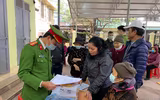 Công an quận Đống Đa đến tận khu dân cư cấp căn cước gắn chíp cho công dân