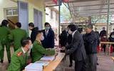 Công an quận Đống Đa đến tận khu dân cư cấp căn cước gắn chíp cho công dân