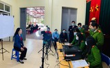 Công an quận Đống Đa đến tận khu dân cư cấp căn cước gắn chíp cho công dân