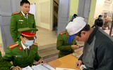 Công an quận Đống Đa đến tận khu dân cư cấp căn cước gắn chíp cho công dân