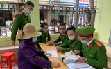 Công an quận Đống Đa đến tận khu dân cư cấp căn cước gắn chíp cho công dân
