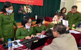 Lực lượng Công an làm việc đến nửa đêm cấp căn cước gắn chíp cho người dân