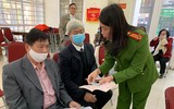 Lực lượng Công an làm việc đến nửa đêm cấp căn cước gắn chíp cho người dân