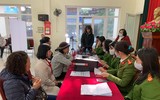 Lực lượng Công an làm việc đến nửa đêm cấp căn cước gắn chíp cho người dân