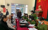 Lực lượng Công an làm việc đến nửa đêm cấp căn cước gắn chíp cho người dân