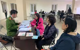 Lực lượng Công an làm việc đến nửa đêm cấp căn cước gắn chíp cho người dân
