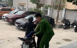 Lực lượng Công an làm việc đến nửa đêm cấp căn cước gắn chíp cho người dân