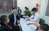 Lực lượng Công an làm việc đến nửa đêm cấp căn cước gắn chíp cho người dân