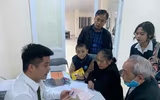 Lực lượng Công an làm việc đến nửa đêm cấp căn cước gắn chíp cho người dân