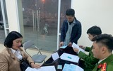 Lực lượng Công an làm việc đến nửa đêm cấp căn cước gắn chíp cho người dân
