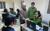 Lực lượng Công an làm việc đến nửa đêm cấp căn cước gắn chíp cho người dân