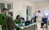 Lực lượng Công an làm việc đến nửa đêm cấp căn cước gắn chíp cho người dân