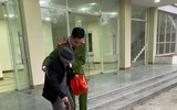Lực lượng Công an làm việc đến nửa đêm cấp căn cước gắn chíp cho người dân