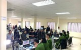 Lực lượng Công an làm việc đến nửa đêm cấp căn cước gắn chíp cho người dân