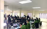 Lực lượng Công an làm việc đến nửa đêm cấp căn cước gắn chíp cho người dân