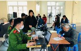 Lực lượng Công an làm việc đến nửa đêm cấp căn cước gắn chíp cho người dân
