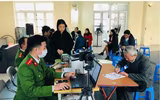 Lực lượng Công an làm việc đến nửa đêm cấp căn cước gắn chíp cho người dân