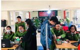 Lực lượng Công an làm việc đến nửa đêm cấp căn cước gắn chíp cho người dân