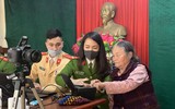 [Ảnh] Công an thị xã Sơn Tây triển khai 8 tổ cấp căn cước gắn chíp cho người dân