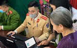 [Ảnh] Công an thị xã Sơn Tây triển khai 8 tổ cấp căn cước gắn chíp cho người dân