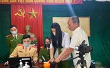 [Ảnh] Công an thị xã Sơn Tây triển khai 8 tổ cấp căn cước gắn chíp cho người dân