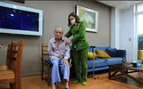 [Ảnh] Công an quận Thanh Xuân đến tận nhà cấp căn cước gắn chíp cho nhân dân