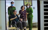 [Ảnh] Công an quận Thanh Xuân đến tận nhà cấp căn cước gắn chíp cho nhân dân